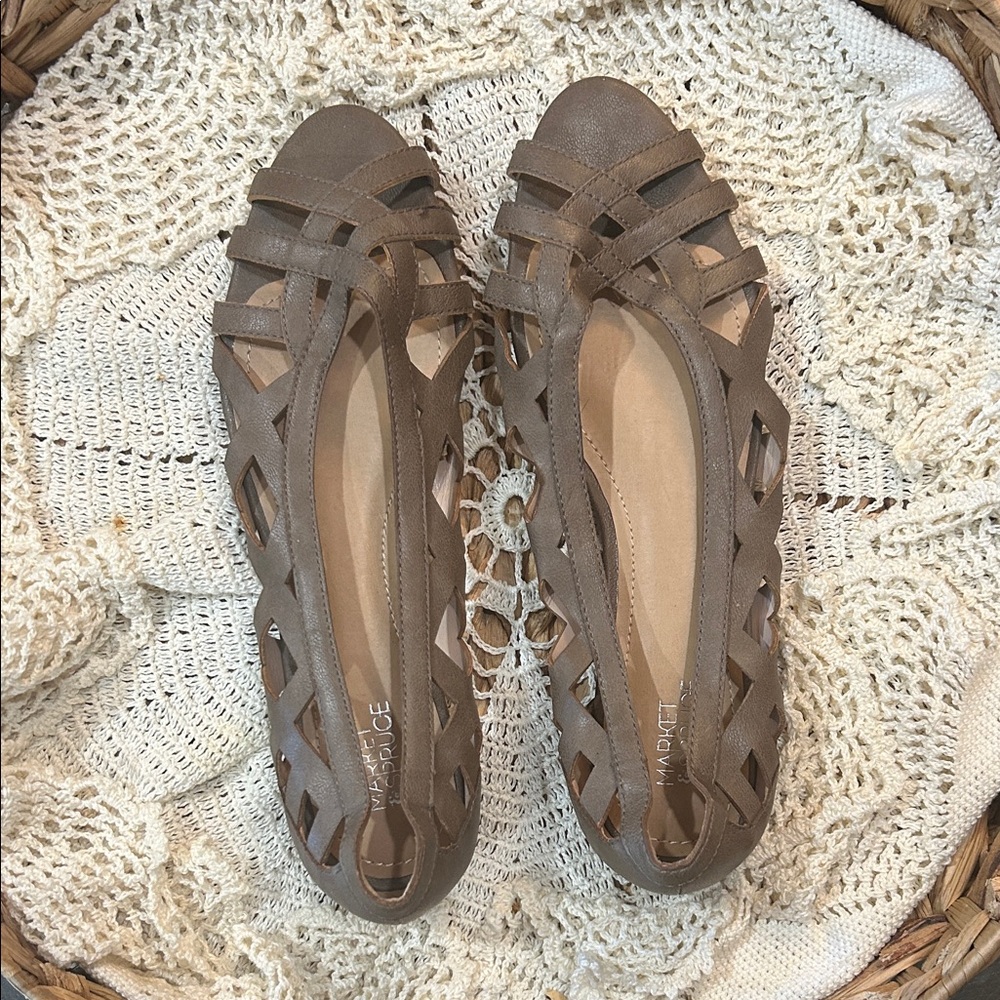 Market & Spruce Taupe Cutout Flats. Size 10